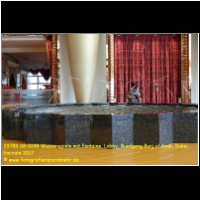 29789 08 0098 Wasserspiele mit Fontaine, Lobby, Rundgang Burj al Arab, Dubai, Emirate 2017.jpg